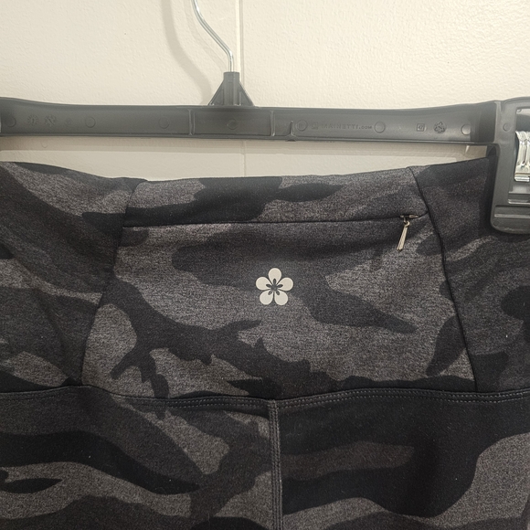 Tuff Athletics Camo High Waisted Crop Leggings Large Gray Black - Picture 12 of 13